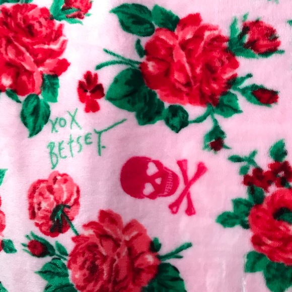 Betsey Johnson Pink Roses Bouquet Skulls Throw - Picture 6 of 8
